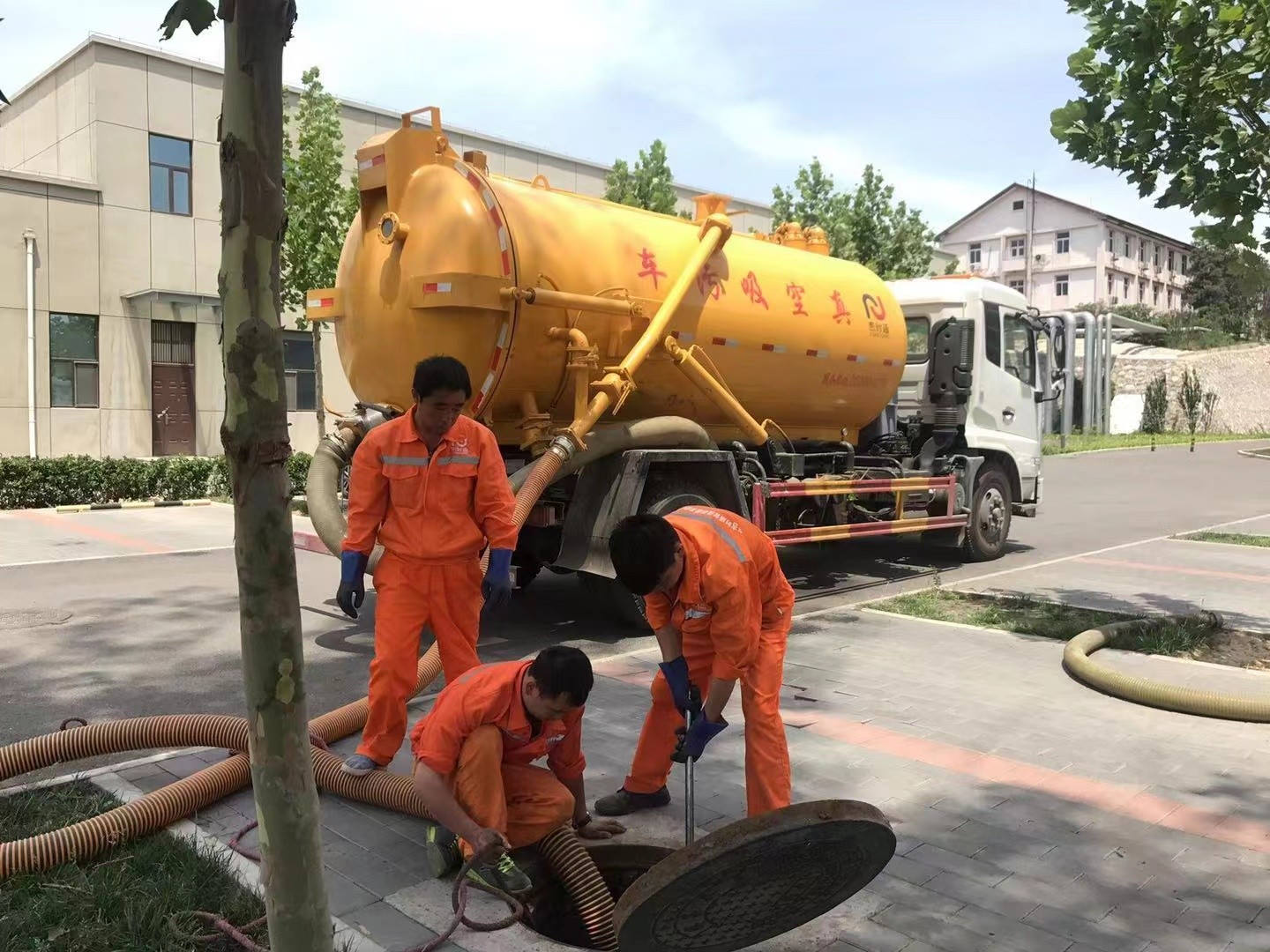 雄县管道疏通车停在窨井附近