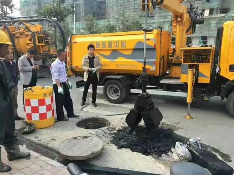 雄县街道：网格员化身“清道夫”，为民解忧疏通“堵心”化粪池