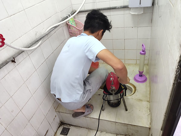雄县肥皂掉到马桶里把马桶堵住了怎么办？马桶堵住了怎么办