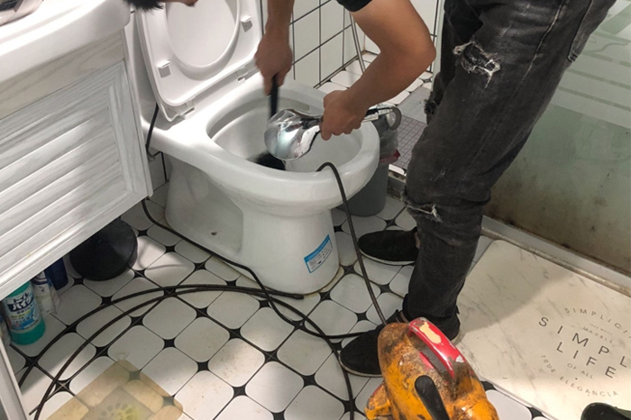 雄县马桶堵塞自己疏通还是找师傅?专业上门服务让你省时更省心